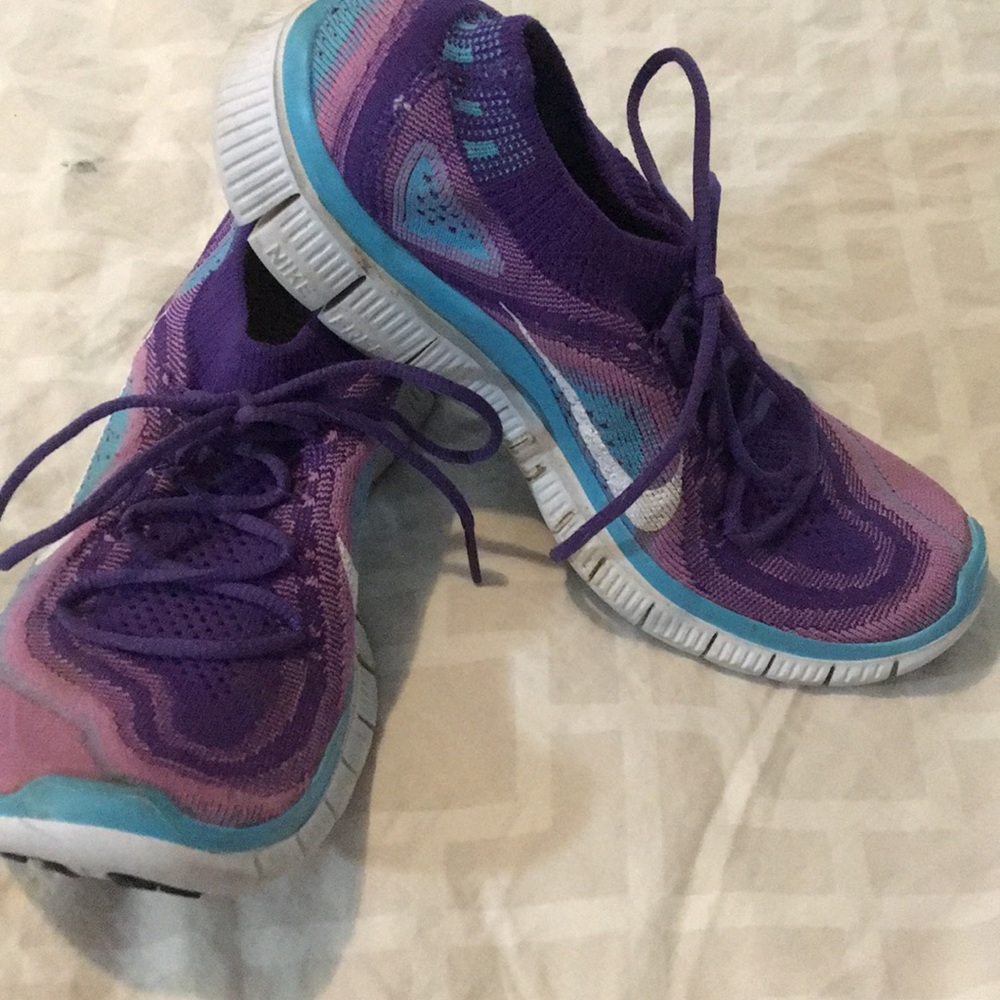 NIKE FREE FLY-NITS GENTLY WORN. SIZE 6.5